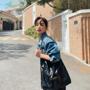 [기은세]chanel *정품가죽* 22백 미디엄 핸드백(블랙/금장/카프스킨)