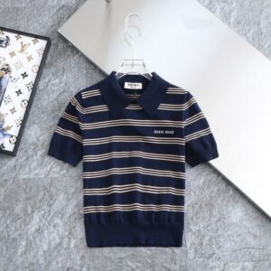 [국내배송]미우미우 신상 단가라 로고 포인트 쿨니트카라티